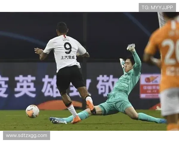 上海足球队逆袭之旅揭秘：从低谷到巅峰的奋斗与荣耀