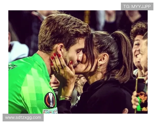 世界足球明星亲密瞬间揭秘他们的爱情与友情接吻背后的故事