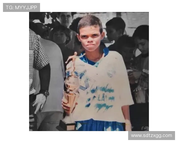 从青涩少年到绿茵传奇足球明星的成长之路与奋斗故事