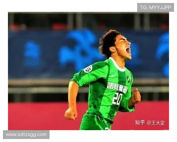 从街头小球员到世界足球明星的奋斗历程与感人故事