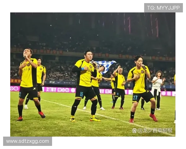 兄弟情深与足球梦想交织的男头像展现足球明星的魅力与激情