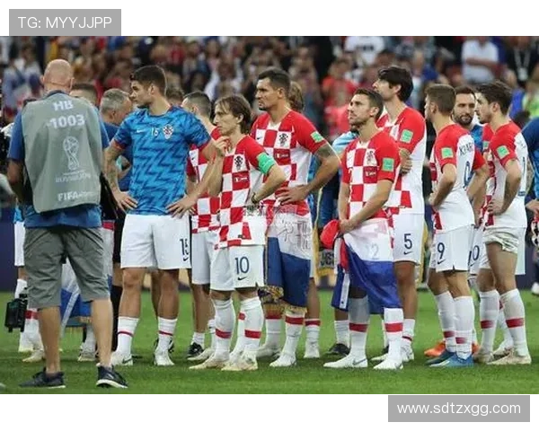 足球明星荣耀时刻高清捧杯瞬间尽显风采与激情